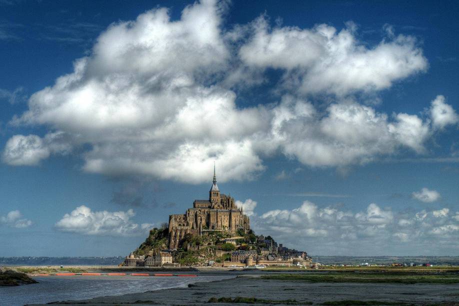 O Mont Saint-Michel foi um dos primeiros lugares do mundo a obter o título de Patrimônio Mundial pela Unesco