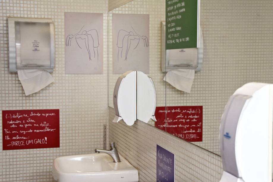 Durante a exposição "Oswald de Andrade: o culpado de tudo", realizada em 2012, textos e imagens quentes do escritor foram aplicados no banheiro do Museu da Língua Portuguesa