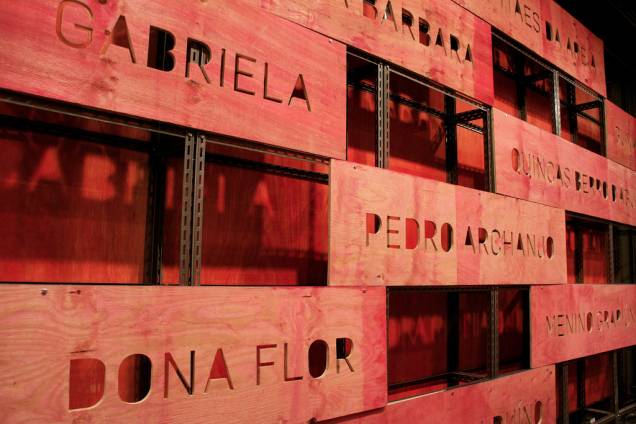 Os personagens da obra do escritor baiano Jorge Amado figuraram este painel com placas de madeira durante a exposição em comemoração ao centenário do nascimento do escritor Os personagens da obra do escritor baiano Jorge Amado figuraram este painel com placas de madeira durante a exposição em comemoração ao centenário do nascimento do escritor