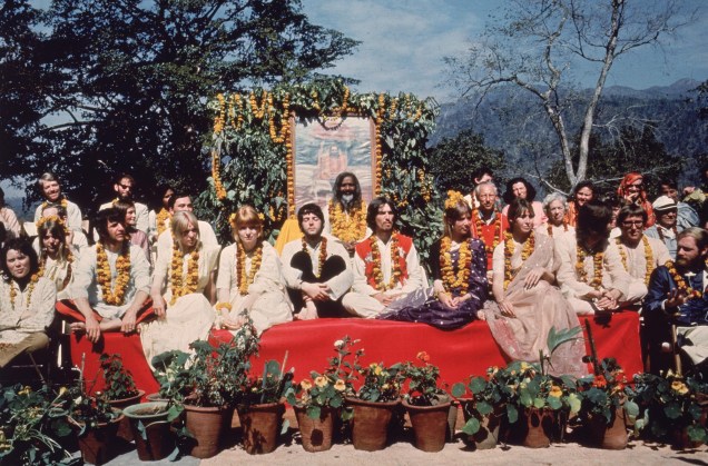Os Beatles e suas esposas posam com o guru Maharishi Mahesh Yogi, em Rishikesh, em março de 1968