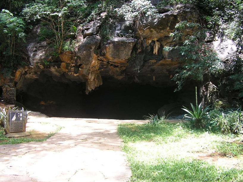 Entrada da Gruta da Lapinha, em Lagoa Santa (MG) - no local, há uma placa em homenagem a Peter Lund - o passeio até a gruta inclui uma visita ao <a href="https://viajeaqui.abril.com.br/estabelecimentos/br-mg-lagoa-santa-atracao-peter-lund" rel="museu dedicado ao naturalista dinamarquês" target="_blank">museu dedicado ao naturalista dinamarquês</a>