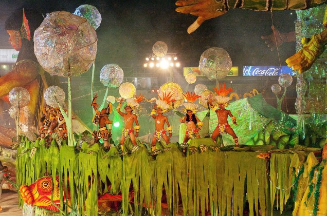A festa ocorre na cidade de Parintins, localizada a uma hora de avião a partir de <a href="https://viajeaqui.abril.com.br/cidades/br-am-manaus" rel="Manaus (AM)" target="_blank">Manaus (AM)</a>