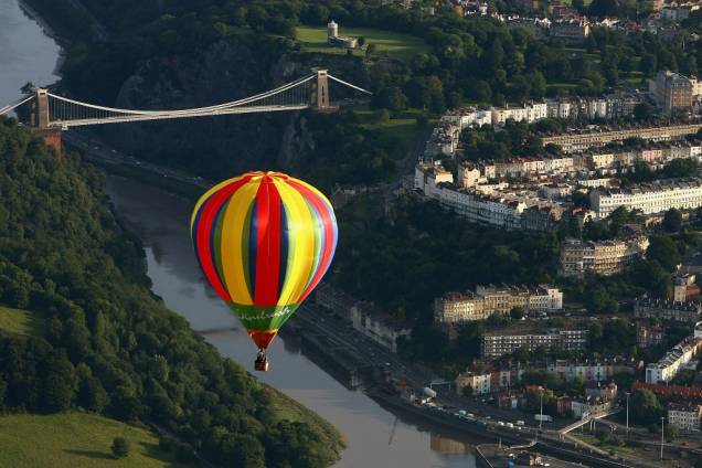Balão voa sobre a ponte suspensa de Clifton, em Bristol, durante o Balloon Fiesta
