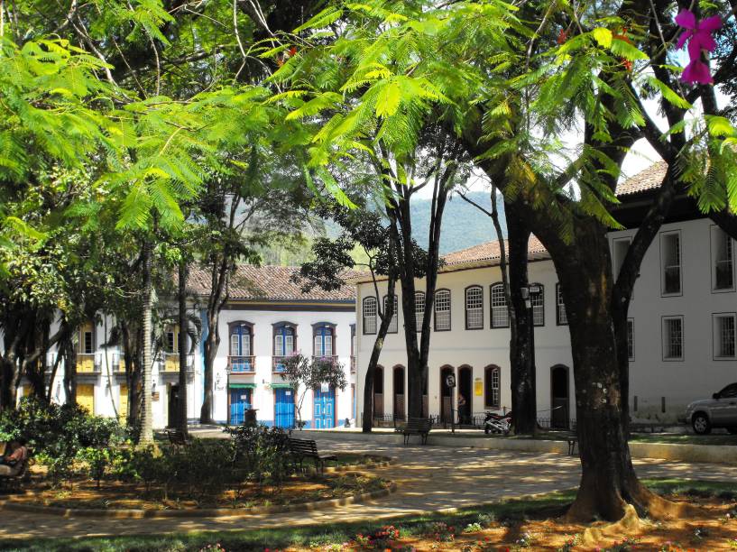 Com pouco menos de 60 mil habitantes, <a href="https://viajeaqui.abril.com.br/cidades/br-mg-mariana" rel="Mariana (MG)">Mariana (MG)</a> é uma cidade histórica mais sossegada em relação à badalada <a href="https://viajeaqui.abril.com.br/cidades/br-mg-ouro-preto" rel="Ouro Preto">Ouro Preto</a> Com pouco menos de 60 mil habitantes, <a href="https://viajeaqui.abril.com.br/cidades/br-mg-mariana" rel="Mariana (MG)">Mariana (MG)</a> é uma cidade histórica mais sossegada em relação à badalada <a href="https://viajeaqui.abril.com.br/cidades/br-mg-ouro-preto" rel="Ouro Preto">Ouro Preto</a>