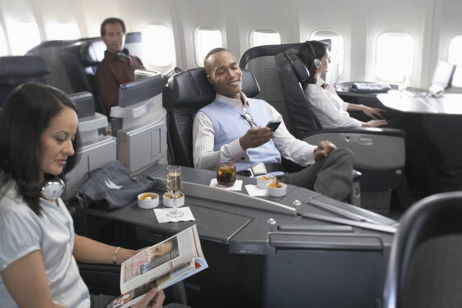 <strong>American Airlines</strong> Flagship Suite é o nome do assento do serviço de primeira classe da American Airlines, com 1,83 metro de comprimento. As poltronas reclináveis se transformam em camas, têm lâmpadas de leitura e tomadas individuais. Os passageiros de primeira classe recebem fones de ouvido com isolamento acústico, edredons e entretenimento de bordo acompanham o viajante. No serviço de bordo, as cartas de vinho são selecionadas pelo consultor sommelier Ken Chase. Nas viagens entre Estados Unidos e países da América do Sul, por exemplo, são servidos rótulos como Deep Sea Cabernet Sauvignon, Groom Adelaide Hills Sauvignon Blanc e LEcole n.° 41 Chardonnay. Os clientes de primeira classe da American Airlines têm acesso VIP aos lounges e assistência personalizada do check-in ao embarque.<br /> <strong>Quanto custa:</strong> a passagem de ida e volta entre São Paulo e Nova York custa a partir de R$ 10.566 <strong>American Airlines</strong> Flagship Suite é o nome do assento do serviço de primeira classe da American Airlines, com 1,83 metro de comprimento. As poltronas reclináveis se transformam em camas, têm lâmpadas de leitura e tomadas individuais. Os passageiros de primeira classe recebem fones de ouvido com isolamento acústico, edredons e entretenimento de bordo acompanham o viajante. No serviço de bordo, as cartas de vinho são selecionadas pelo consultor sommelier Ken Chase. Nas viagens entre Estados Unidos e países da América do Sul, por exemplo, são servidos rótulos como Deep Sea Cabernet Sauvignon, Groom Adelaide Hills Sauvignon Blanc e LEcole n.° 41 Chardonnay. Os clientes de primeira classe da American Airlines têm acesso VIP aos lounges e assistência personalizada do check-in ao embarque.<br /> <strong>Quanto custa:</strong> a passagem de ida e volta entre São Paulo e Nova York custa a partir de R$ 10.566