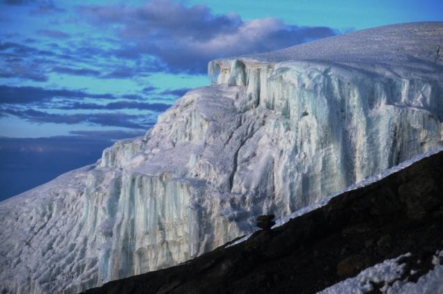 Todo ano mais de 30 mil turistas sobem o monte Kilimanjaro em uma longa caminhada que, dependendo da rota, pode levar dias. Todo ano mais de 30 mil turistas sobem o monte Kilimanjaro em uma longa caminhada que, dependendo da rota, pode levar dias.
