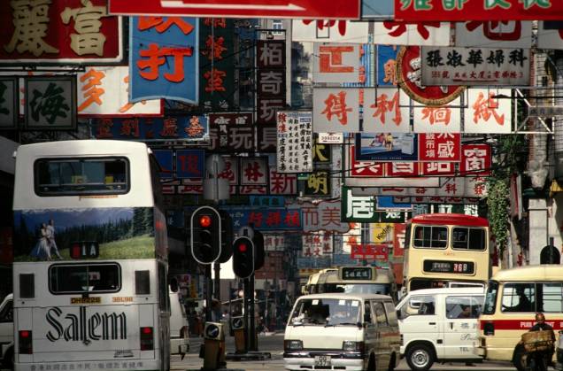8.º lugar: <a href="https://viajeaqui.abril.com.br/cidades/china-hong-kong" rel="Hong Kong" target="_blank"><strong>H</strong></a><strong><a href="https://viajeaqui.abril.com.br/cidades/china-hong-kong" rel="ong Kong" target="_blank">ong Kong</a></strong>, <strong>China</strong><br /> Entre seus prédios hi-tech há um mundo paralelo, com becos e ruelas habitados pelos descendentes dos antigos pescadores do pedaço. Do restaurante francês estrelado ao mais tradicional <em>siu mei </em>cantonês é um pulo (literalmente), com idiomas, cargueiros e culturas de todo o mundo se cruzando num dos portos e centros financeiros mais movimentados do planeta. 8.º lugar: <a href="https://viajeaqui.abril.com.br/cidades/china-hong-kong" rel="Hong Kong" target="_blank"><strong>H</strong></a><strong><a href="https://viajeaqui.abril.com.br/cidades/china-hong-kong" rel="ong Kong" target="_blank">ong Kong</a></strong>, <strong>China</strong><br /> Entre seus prédios hi-tech há um mundo paralelo, com becos e ruelas habitados pelos descendentes dos antigos pescadores do pedaço. Do restaurante francês estrelado ao mais tradicional <em>siu mei </em>cantonês é um pulo (literalmente), com idiomas, cargueiros e culturas de todo o mundo se cruzando num dos portos e centros financeiros mais movimentados do planeta.