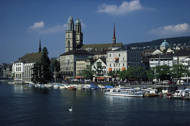 ETH Zurich (Swiss Federal Institute of Technology) e a Universidade de Zurique são as duas instituições de peso da cidade.<br />  <br />  Considerada uma das cidades mais ricas da Europa, <strong><a href="https://viajeaqui.abril.com.br/cidades/suica-zurique" rel="Zurique" target="_blank">Zurique</a> </strong>pode não parecer um destino ideal para estudantes, mas compensa no quesito reputação local das universidades junto aos empregadores com 81 pontos e qualidade de vida, alcançando 99 dos 100 pontos.<br />  <br />  (Na foto, a Catedral de Grossmünster, em Zurique, que o pastor Huldrych Zwingli começou a pregar contra a Igreja Católica, no século 16, atiçando a Reforma Protestante)