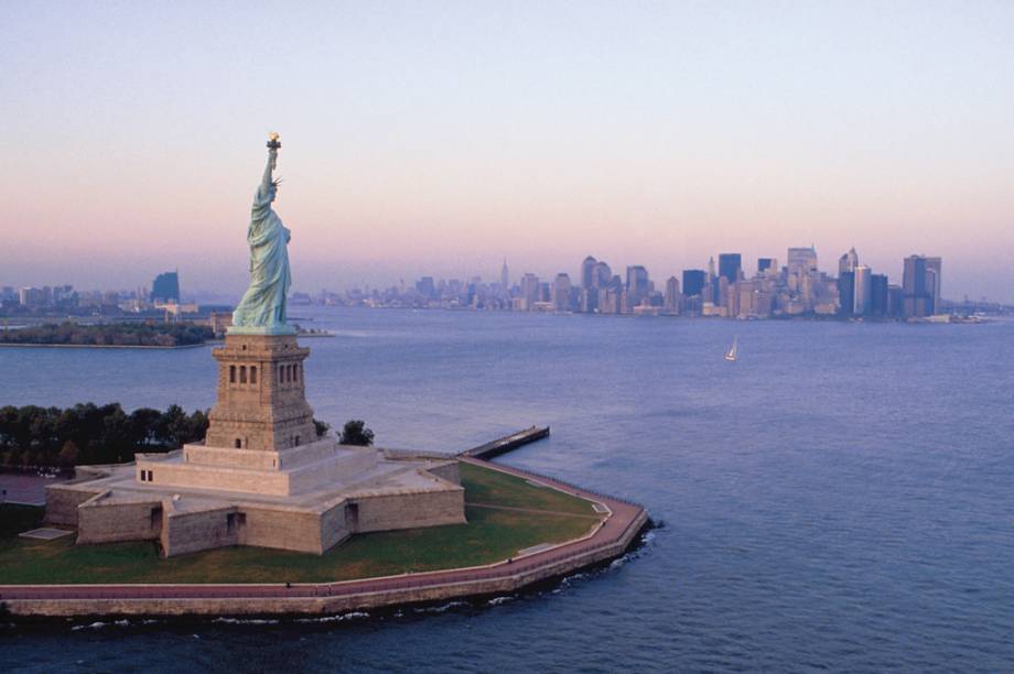 A Estátua da Liberdade, um dos pontos mais visitados de Nova York, está fechado para reformas e deve ser reaberto em outubro de 2012. O objetivo é melhorar a segurança dos visitantes, com novos elevadores e a manutenção da escada espiral