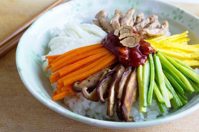 <strong>Bibimbap</strong>    Esse prato é a cara da Coreia - e por isso, é um dos mais famosos da região. Ele vem com legumes salteados, carne bovina e arroz, com um toque de óleo de gergelim. Mas não é um mexidão: os ingredientes são dispostos no prato harmonicamente