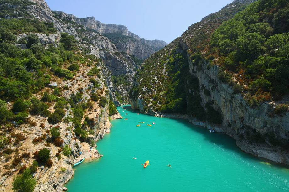 <strong>Gorges du Verdon – Provence, <a href="https://viajeaqui.abril.com.br/paises/franca" rel="França " target="_blank">França </a></strong>                A beleza de Provence vai além dos campos de lavanda: um dos mais belos cânions da Europa fica na região. Suas águas azul-turquesa harmonizam lindamente com os paredões claros cobertos por vegetação. Para explorar, é possível alugar caiaques e pedalinhos