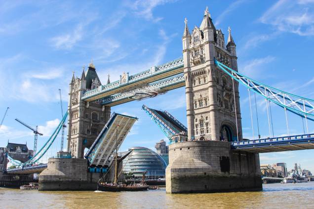 <strong>3. Tower Bridge</strong> Inaugurada em 1894, a ponte tem via móvel para permitir a passagem de navios e dizem que dá sorte vê-la levantada, o que acontece em torno de 850 vezes ao ano <strong>3. Tower Bridge</strong> Inaugurada em 1894, a ponte tem via móvel para permitir a passagem de navios e dizem que dá sorte vê-la levantada, o que acontece em torno de 850 vezes ao ano