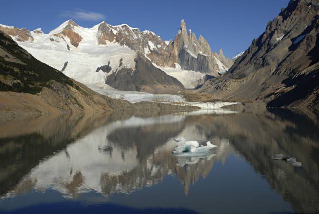 Para chegar até os pés de Cerro Torre é preciso cruzar o rio com tirolesa, caminhar sobre o gelo e praticar escalada