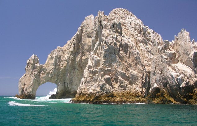 O Arco do Fim da Terra é uma formação rochosa esculpida pelo encontro do Oceano Pacífico com o Mar de Cortés