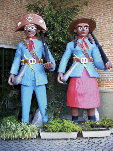 Entrada do Museu do Barro e do Forró, que reúne obras dos artistas regionais além de peças originais do Mestre Vitalino. No local, há também fotos, instrumentos e objetos pessoais de Luiz Gonzaga e Elba Ramalho