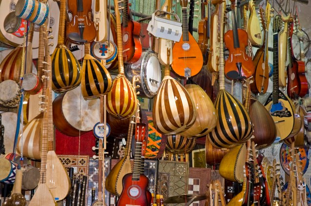 Instrumentos de corda vendidos em Istambul