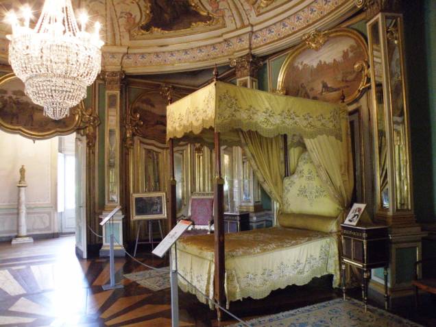 O Palácio Nacional de Queluz reúne boa parte da história da família real que foi para o Brasil no século 19. Na foto, o quarto onde nasceu e morreu Dom Pedro I