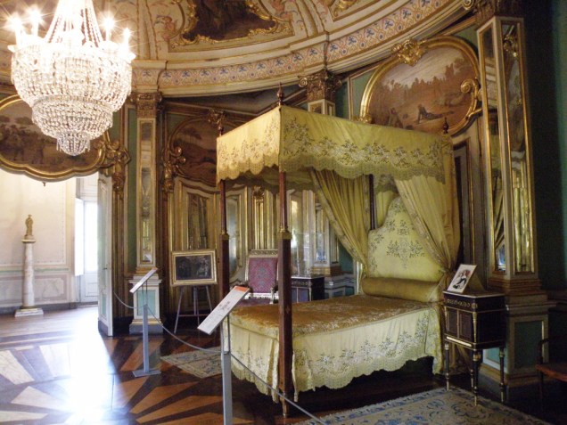 O Palácio Nacional de Queluz reúne boa parte da história da família real que foi para o Brasil no século 19. Na foto, o quarto onde nasceu e morreu Dom Pedro I O Palácio Nacional de Queluz reúne boa parte da história da família real que foi para o Brasil no século 19. Na foto, o quarto onde nasceu e morreu Dom Pedro I