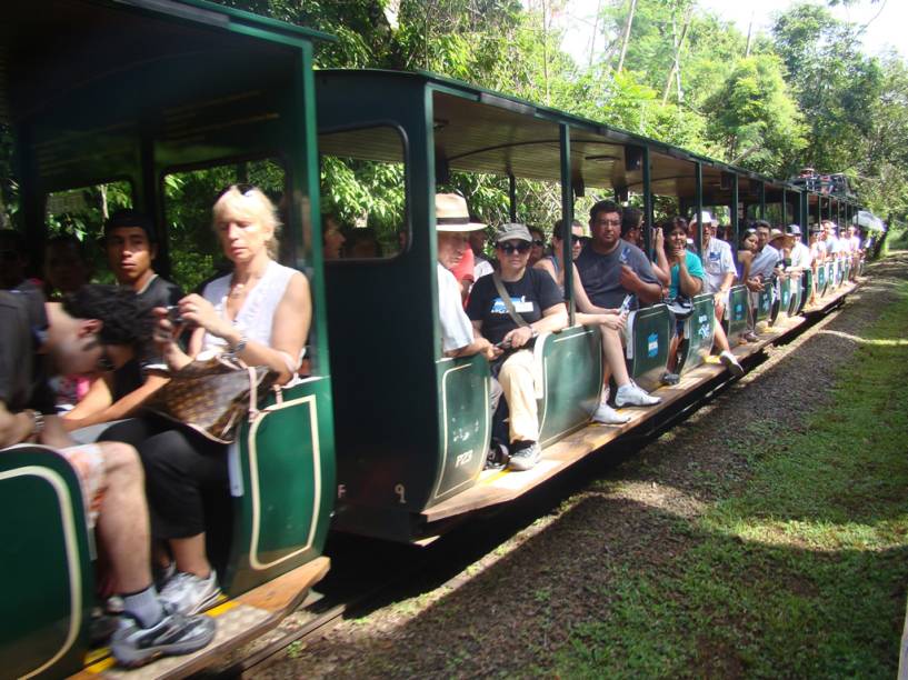 Pelo lado argentino, o passeio até as Cataratas começa em um veículo aberto que percorre 8 km e leva os turistas até as passarelas de observação