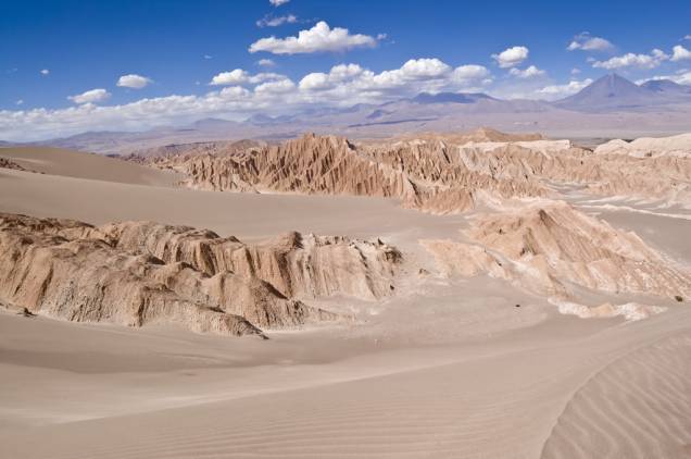 Altas dunas pontuam o Valle de la Muerte, onde é possível fazer sandboard