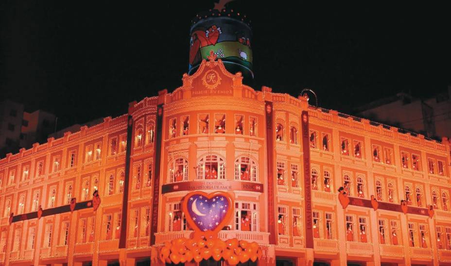 Em dezembro, o Palácio Avenida, prédio de 1929, é iluminado com quase 100 mil lâmpadas e recebe corais de crianças