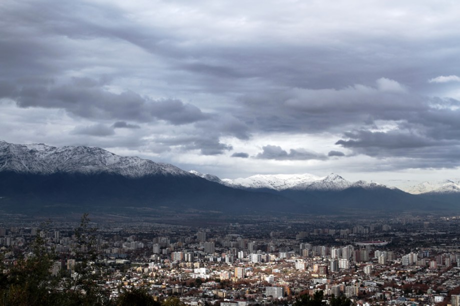 Depois de encarar a subida bem inclinada no funicular até Cerro San Cristóbal, é possível ter uma vista panorâmica de Santiago. Ali, fica também a estátua da Virgem da Imaculada Conceição, de 14 metros de altura