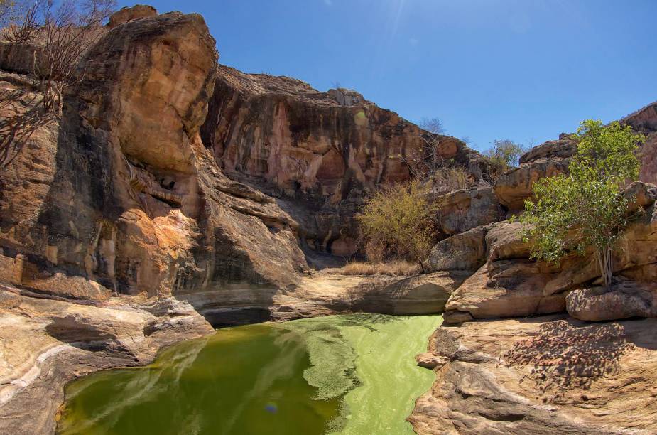 <a href="https://viajeaqui.abril.com.br/cidades/br-pi-serra-da-capivara" target="_blank" rel="noopener"><strong>Serra da Capivara (PI) </strong></a> O <a href="https://viajeaqui.abril.com.br/estabelecimentos/br-pi-serra-da-capivara-atracao-da-serra-da-capivara" target="_blank" rel="noopener">Parque Nacional da Serra da Capivara</a> é Patrimônio Mundial da Unesco. A grande quantidade de pinturas rupestres é ainda mais atraente do que as incríveis formações rochosas, cânions e serras. A Serra tem a maior concentração de sítios arqueológicos do mundo - são mais de 1200, sendo que 170 estão abertos ao público <a href="https://www.booking.com/city/br/teresina.pt-br.html?aid=332455&label=viagemabril-voltapelobrasil"><em>Veja hotéis em Teresina no booking.com</em></a>