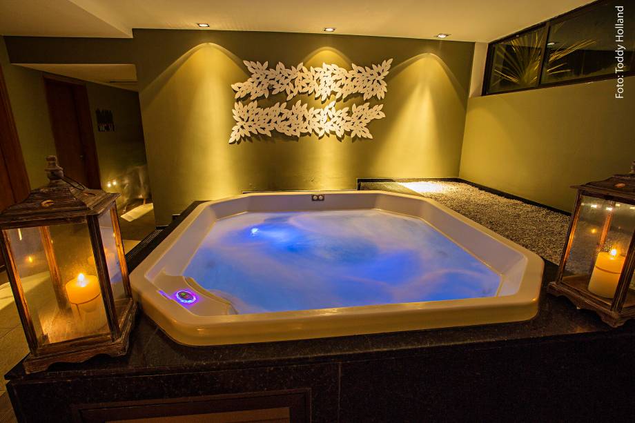 O spa do Best Western Plus Vivá, em Porto de Galinhas, tem sala de massagem, ofurô, piscina aquecida, hidromassagem (foto), sauna seca e a vapor
