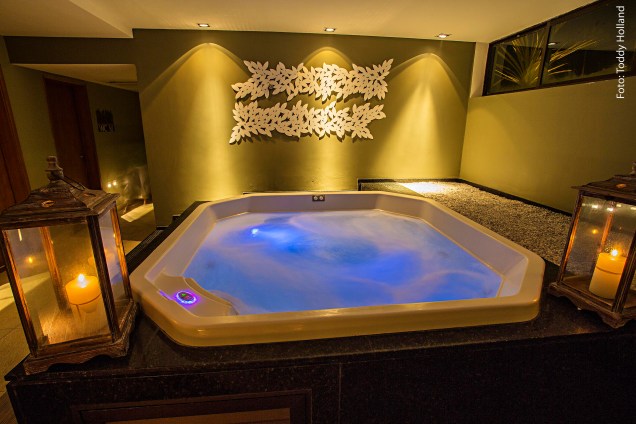 O spa do Best Western Plus Vivá, em Porto de Galinhas, tem sala de massagem, ofurô, piscina aquecida, hidromassagem (foto), sauna seca e a vapor