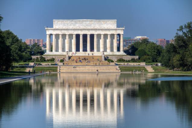 As colunas neoclássicas do <strong>Lincoln Memorial</strong> e seu espelho-dágua, landmark histórico e turístico de Washington