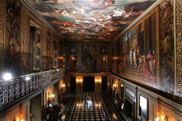O fabuloso palácio Chatsworth House, residência do duque de Devonshire, é uma das principais atrações turísticas do Reino Unido, atraindo cerca de um milhão de visitantes anualmente O fabuloso palácio Chatsworth House, residência do duque de Devonshire, é uma das principais atrações turísticas do Reino Unido, atraindo cerca de um milhão de visitantes anualmente