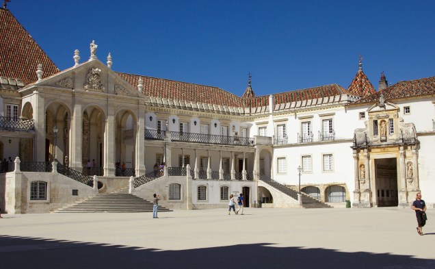 <strong><a href="https://viajeaqui.abril.com.br/estabelecimentos/portugal-coimbra-atracao-universidade-de-coimbra" rel="Universidade de Coimbra" target="_blank">Universidade de Coimbra</a> - <a href="https://viajeaqui.abril.com.br/cidades/portugal-coimbra" rel="Coimbra" target="_blank">Coimbra</a></strong>        A mais antiga universidade de Portugal sobrevive. Até mesmo os ares de cidade universitária circulam a pleno vapor com o vai e vem dos estudantes. A ala antiga da universidade é tão encantadora e importante quanto qualquer centro histórico relevante de Portugal. O Pátio das Escolas, a Porta Férrea e Torre do Relógio merecem destaque