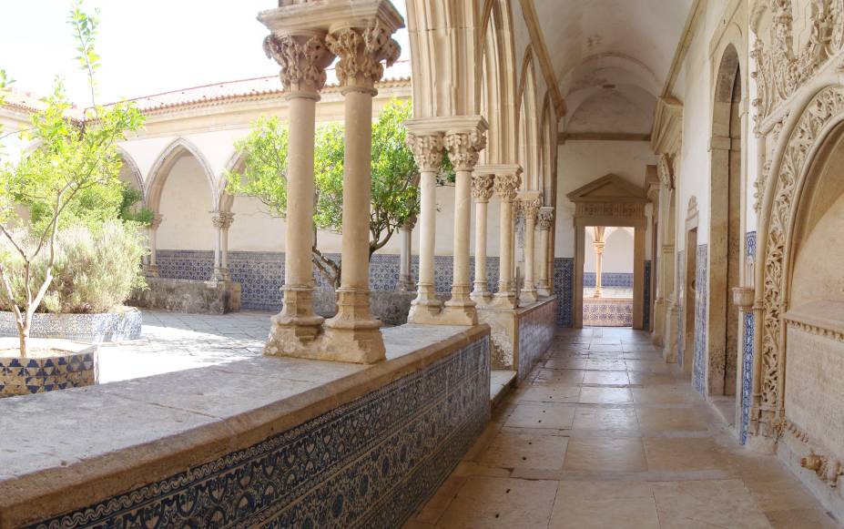 O Convento de Cristo, em Tomar, tem construções de estilos diferentes, como capelas, coros e claustros