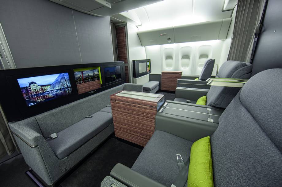 <strong>TAM</strong> A única companhia de origem brasileira a oferecer o serviço de primeira classe, a TAM renovou recentemente suas cabines e agora aposta em um conceito de “sala de estar”, com poltronas que reclinam até 180° graus e com acesso direto ao corredor. O passageiro de primeira classe tem direito ao aluguel gratuito de telefone celular no exterior e traslado em veículo exclusivo do aeroporto ao hotel em diversos destinos como Miami, Paris ou Madri.<br /> <br /> <strong>Quanto custa:</strong> a passagem do trecho entre São Paulo e Nova York (ida e volta) tem tarifas a partir de US$ 9.468 <strong>TAM</strong> A única companhia de origem brasileira a oferecer o serviço de primeira classe, a TAM renovou recentemente suas cabines e agora aposta em um conceito de “sala de estar”, com poltronas que reclinam até 180° graus e com acesso direto ao corredor. O passageiro de primeira classe tem direito ao aluguel gratuito de telefone celular no exterior e traslado em veículo exclusivo do aeroporto ao hotel em diversos destinos como Miami, Paris ou Madri.<br /> <br /> <strong>Quanto custa:</strong> a passagem do trecho entre São Paulo e Nova York (ida e volta) tem tarifas a partir de US$ 9.468