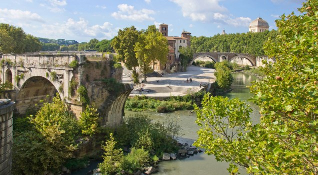Ao cruzar a Ponte Palatino, sobre o rio Tevere (o Tibre), depara-se com uma das primeiras atrações do bairro de Trastevere: a Isola Tiberina. É possível visitá-la a pé, através de outras duas pontes: a Cestio e a Fabricio