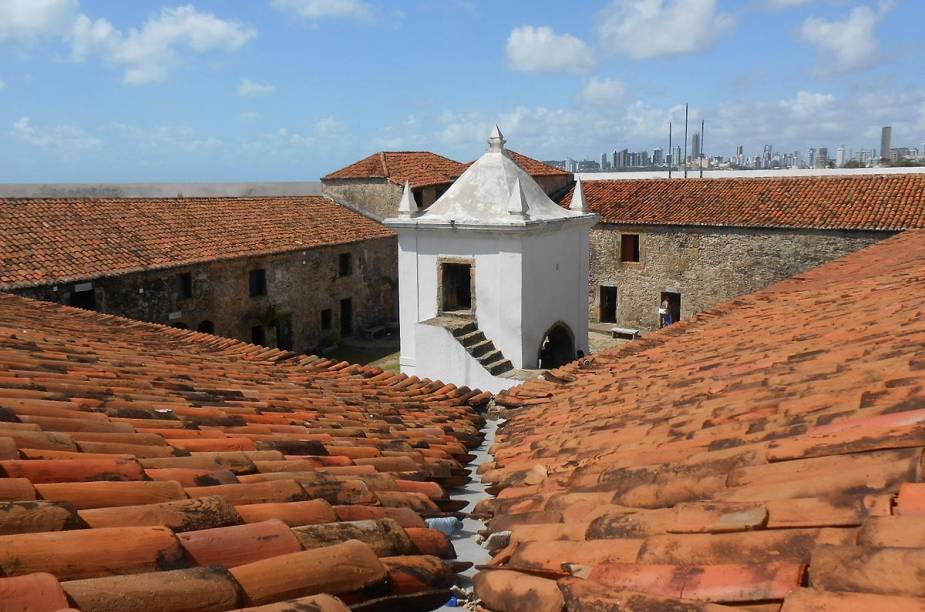 A capela está no centro do pátio da construção histórica