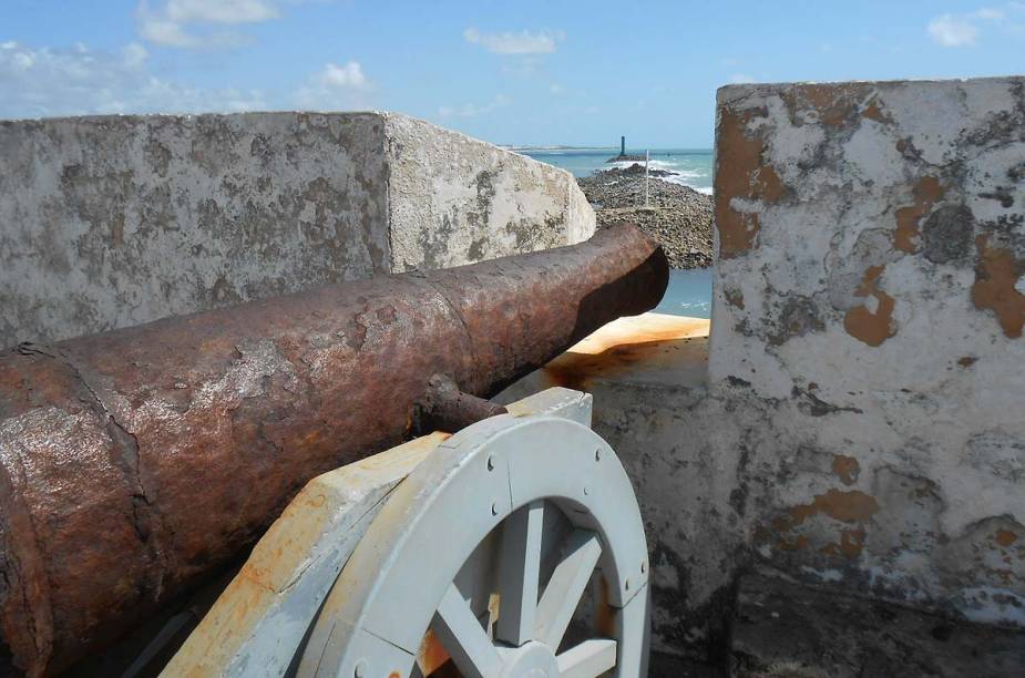 O pátio interno da fortaleza estão os antigos depósitos, os alojamentos, os canhões e a capela