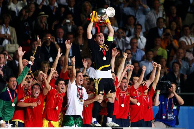 A <strong>Eurocopa 2012 </strong>contará com a participação de 16 seleções, incluindo as sempre favoritas <a href="http://viajeaqui.abril.com.br/paises/alemanha" rel="Alemanha" target="_blank">Alemanha</a>, <a href="http://viajeaqui.abril.com.br/paises/reino-unido" rel="Inglaterra" target="_blank">Inglaterra</a>, <a href="http://viajeaqui.abril.com.br/paises/franca" rel="França" target="_blank">França</a>, <a href="http://viajeaqui.abril.com.br/paises/italia" rel="Itália " target="_blank">Itália </a>e <a href="http://viajeaqui.abril.com.br/paises/holanda" rel="Holanda" target="_blank">Holanda</a>. Defendendo seu título estará a atual campeã europeia e mundial, a <a href="http://viajeaqui.abril.com.br/paises/espanha" rel="Espanha" target="_blank">Espanha</a>, aqui comemorando seu triunfo na Euro de 2008. Sem muita tradição e desprovidos de grandes destaques individuais, as coanfitriãs <strong>Ucrânia </strong>e <a href="http://viajeaqui.abril.com.br/paises/polonia" rel="Polônia " target="_blank"><strong>Polônia </strong></a>correm o risco de serem eliminadas já na primeira fase da competição. Em um mês, todas as dúvidas começarão a ser resolvidas