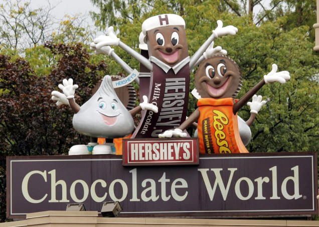<strong>Hershey’s Chocolate World - Pensilvânia, <a href="https://viajeaqui.abril.com.br/paises/estados-unidos" rel="EUA " target="_blank">EUA </a></strong>            A loja e museu tem unidades em outras oito localidades (Nova York, Las Vegas, Chicago, Niagara Falls, Dubai, Cingapura e duas unidades em Xangai), mas a mais antiga fica na Pensilvânia. Tour pela história do chocolate, oficina de barras de chocolate e degustação são algumas das atrações disponíveis