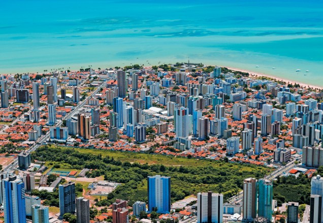O skyline de João Pessoa, onde os edifícios altos têm vez só bem longe do Atlântico