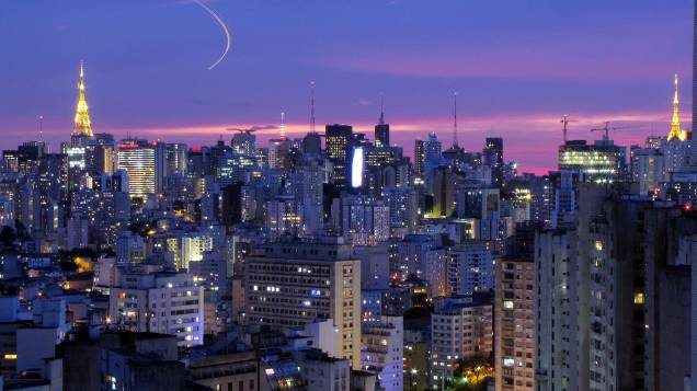 <strong>9º Lugar: <a href="http://viajeaqui.abril.com.br/cidades/br-sp-sao-paulo" rel="São Paulo, Brasil" target="_blank">São Paulo, Brasil</a></strong>Segundo a Emporis, São Paulo tem 5789 prédios e doze prédios que possuem mais de 150 metros de altura<em><a href="http://www.booking.com/city/br/sao-paulo.pt-br.html?aid=332455&label=viagemabril-skylines" rel="Veja hotéis em São Paulo no booking.com" target="_blank">Veja hotéis em São Paulo no booking.com</a></em>
