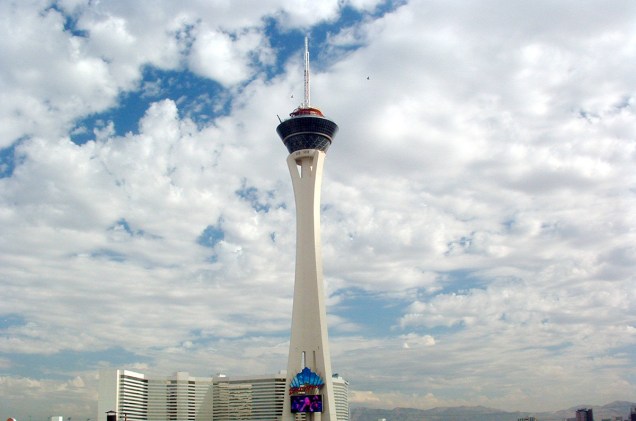 Uma das montanhas-russas mais insanas do planeta, no alto de um prédio, fazem a fama da Stratosphere de Las Vegas