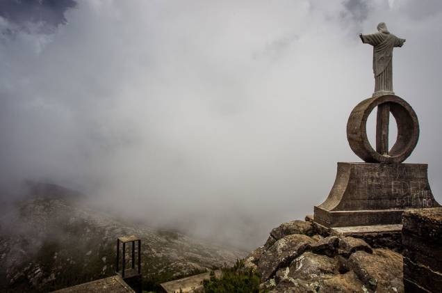 O <a href="https://viajeaqui.abril.com.br/estabelecimentos/br-mg-alto-caparao-atracao-parque-nacional-do-caparao" rel="Parque Nacional do Caparaó" target="_blank">Parque Nacional do Caparaó</a> fica na divisa entre os estados de <a href="https://viajeaqui.abril.com.br/estados/br-minas-gerais" rel="Minas Gerais" target="_blank">Minas Gerais</a> e <a href="https://viajeaqui.abril.com.br/estados/br-espirito-santo" rel="Espírito Santo" target="_blank">Espírito Santo</a> O <a href="https://viajeaqui.abril.com.br/estabelecimentos/br-mg-alto-caparao-atracao-parque-nacional-do-caparao" rel="Parque Nacional do Caparaó" target="_blank">Parque Nacional do Caparaó</a> fica na divisa entre os estados de <a href="https://viajeaqui.abril.com.br/estados/br-minas-gerais" rel="Minas Gerais" target="_blank">Minas Gerais</a> e <a href="https://viajeaqui.abril.com.br/estados/br-espirito-santo" rel="Espírito Santo" target="_blank">Espírito Santo</a>