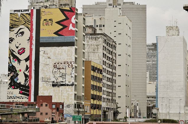 Bem na direção da Pinacoteca é possível observar em um prédio, na Avenida Prestes Maia, o painel pintado pelo artista Daniel Melim que reproduz o estilo Pop Art do estado-unidense Roy Lichtenstein. Hoje o local já é um ponto de referência na cidade e rende belos cliques para o Instagram.