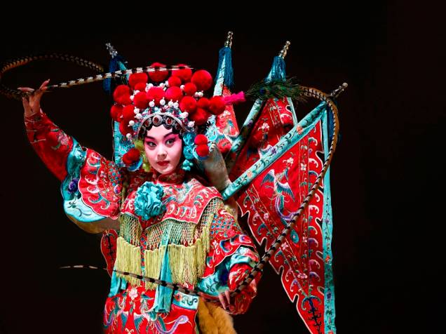 A ópera de Pequim, uma das mais significativas e poderosas manifestações artísticas da China, é uma mistura de dança, música e dramatizações desenvolvidas a partir do século 18