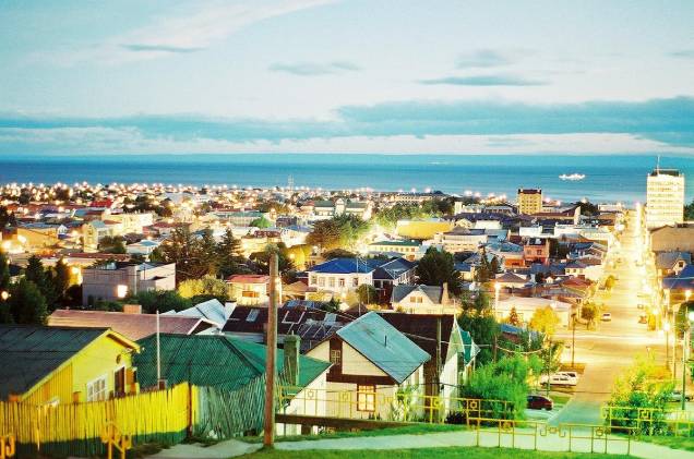 A cidade de Punta Arenas, a quatro horas de voo de Santiago, é porta de entrada para a Patagônia chilena; a foto foi feita em plena "escuridão" da meia noite