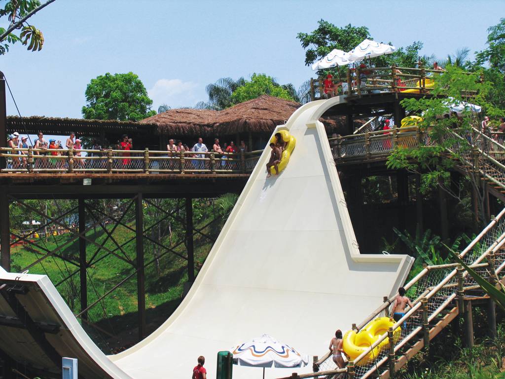 Cones de calcário do abismo Anhumas, em <a href="https://viajeaqui.abril.com.br/cidades/br-ms-bonito" rel="Bonito" target="_blank">Bonito</a>, Mato Grosso do Sul, se apresentam imponentes acima da linha-d’água.