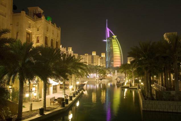 <a href="http://queensberry.com.br/" rel="QUEENSBERRY" target="_blank"><strong>QUEENSBERRY</strong></a>    <strong>O QUE ELA FAZ POR VOCÊ:</strong> Estende a viagem a Doha e <a href="http://viajeaqui.abril.com.br/cidades/emirados-arabes-unidos-dubai" rel="Dubai" target="_blank">Dubai</a> (foto) com luxo.    <strong>PACOTE:</strong> Com voos diretos do <a href="http://viajeaqui.abril.com.br/paises/brasil" rel="Brasil" target="_blank">Brasil</a>, o <a href="http://viajeaqui.abril.com.br/paises/emirados-arabes-unidos" rel="Oriente Médio" target="_blank">Oriente Médio</a> rende uma conveniente parada na viagem ao Cáucaso. Neste tour de 15 noites, as duas primeiras são em Doha, a futurista capital do <a href="http://viajeaqui.abril.com.br/paises/qatar" rel="Catar" target="_blank">Catar</a>, e as nove seguintes, com guia brasileiro, entre Baku, Tbilisi e Yerevan. Em Dubai, a combinação de cultura islâmica com arranha-céus completa a trip em três noites, antes do pernoite final em Doha. Sempre em hotéis cinco-estrelas, custa US$ 7 160.