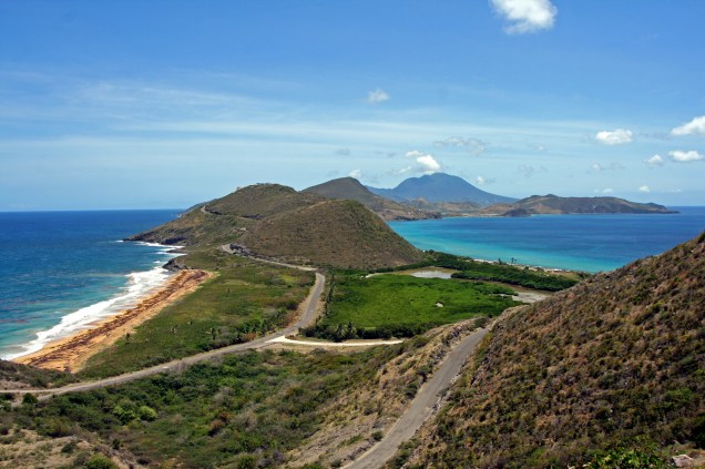 Istmo no sul de <strong>St. Kitts</strong> com a <strong>Ilha de Nevis</strong> no horizonte