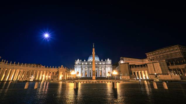 <a href="http://viajeaqui.abril.com.br/estabelecimentos/italia-roma-atracao-vaticano" rel="Vaticano" target="_blank"><strong>Vaticano</strong></a>A Missa do Galo é mais um daqueles eventos superconcorridos nas dependências do Vaticano. Ela é realizada no interior da <a href="http://viajeaqui.abril.com.br/estabelecimentos/italia-roma-atracao-basilica-di-san-pietro-basilica-de-sao-pedro/fotos" rel="Basílica de São Pedro" target="_blank">Basílica de São Pedro</a> e uma vaga lá, mesmo que gratuita, exige a o preenchimento de um formulário previamente no site do Vaticano. A Praça São Pedro também é point das festividades do nascimento de Jesus. No dia 25, do balcão central da Basílica, o Papa dá a benção de Natal em 60 idiomas<a href="http://www.booking.com/city/it/rome.pt-br.html?aid=332455&label=viagemabril-natal" rel="Veja hotéis em Roma no booking.com" target="_blank"><em>Veja hotéis em Roma no Booking.com</em></a>